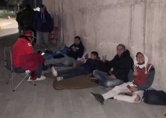 Aficionados de Rayados acampan afuera del Gigante de Acero para boletos
