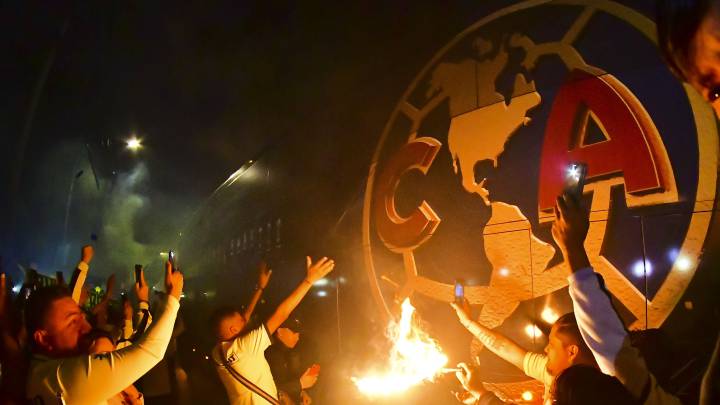 Aficionados de América reciben al equipo con enorme pasillo