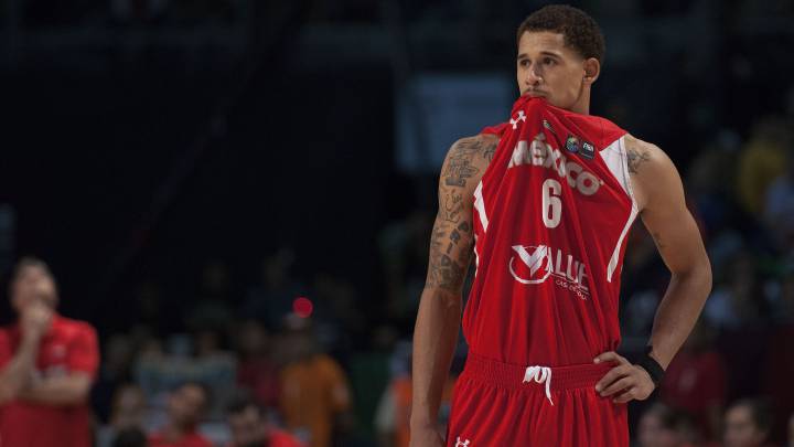 Juan Toscano anota su primer triple en la NBA