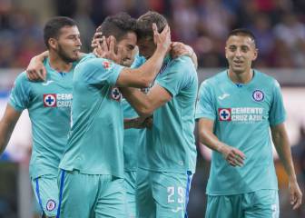 Cruz Azul vence a Chivas en casa y alarga su crisis