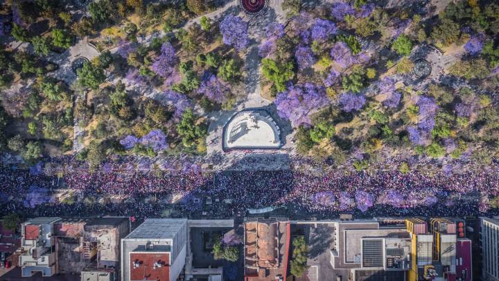 Crónica fotográfica desde el aire de la marcha del Día de la Mujer