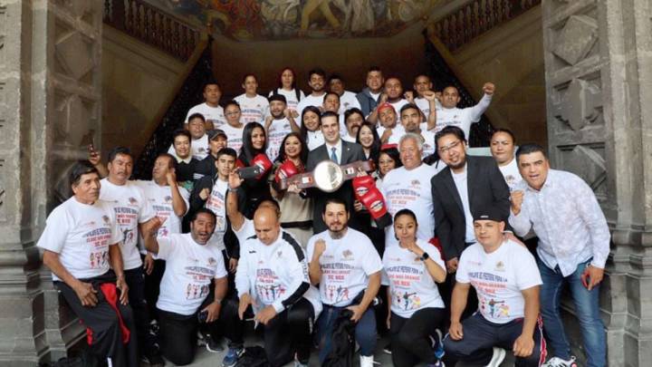 La 'megaclase' de boxeo en el Zócalo, en pie pese al coronavirus