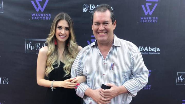 Javier Sahagún la inauguración del salón de belleza con su hija Victoria.