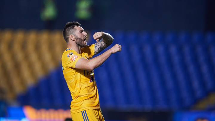 Presume Gignac tatuaje de la bandera México