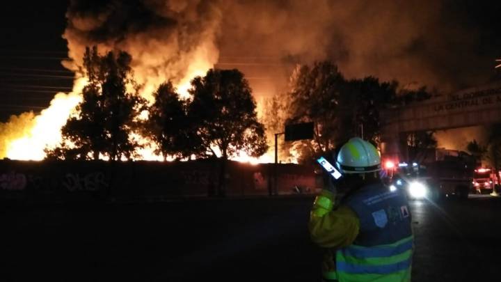 Registran fuerte incendio en lote de la Central de Abasto