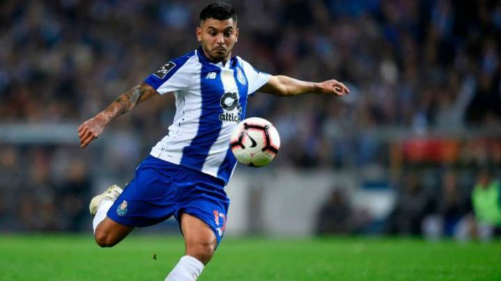 'Tecatito' Corona en la mira del Sevilla, Roma e Inter de Milán
