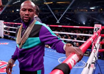 Mayweather presume sus fajos de dinero mientras juega póker