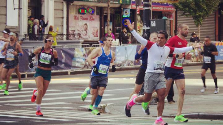 German Silva culmina Maratón en caminadora con tiempo de 2:56