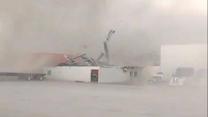 Tormenta eléctrica se asemeja a un tornado en Apodaca, Nuevo León