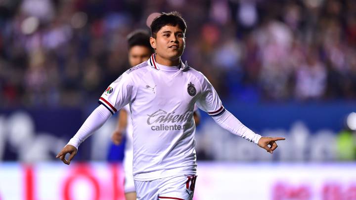¿Nueva polémica en Chivas? Caso “Chofis” enfrenta versiones distintas