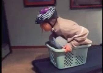 Esta NO es la mejor manera de ejercitarse en casa, pero sí la más divertida