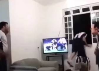 ¡Le ganó la pasión! Fan se avienta por la ventana tras gol de su equipo