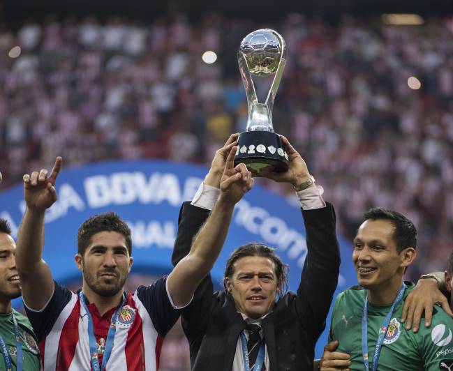 Matías Almeyda alzando el trofeo de Liga MX con Chivas