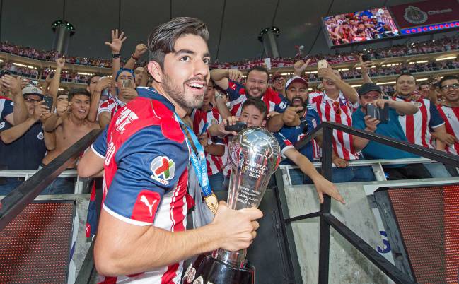 Rodolfo Pizarro en el festejo del Título de Chivas