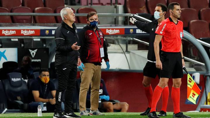 Imitación al árbitro, una práctica vieja de Javier Aguirre