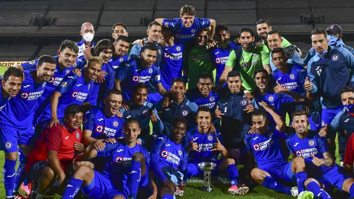 Fan del América celebra en el Ángel el título de Cruz Azul en la Copa GNP