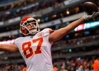Travis Kelce luce playera del América en reunión de los Chiefs
