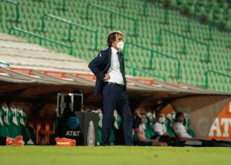 Pese al triunfo de su equipo, Almada termina inconforme con el arbitraje