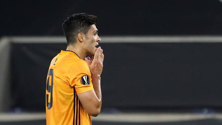 Raúl Jiménez falló su primer penal a nivel clubes