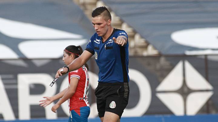 Árbitro de Liga MX Femenil pita inicio de partido sin balón