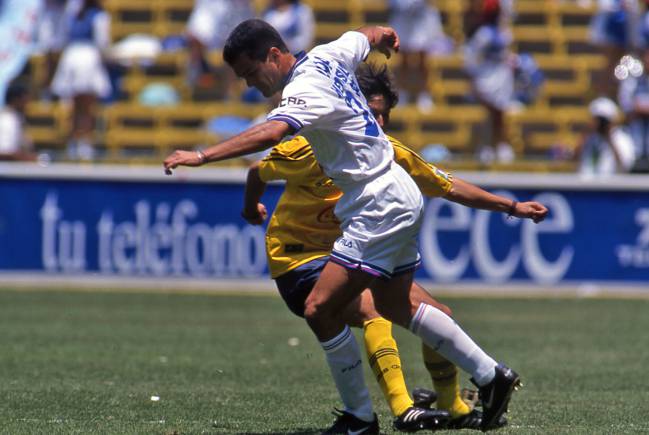 Carlos Hermosillo en un partido contra América