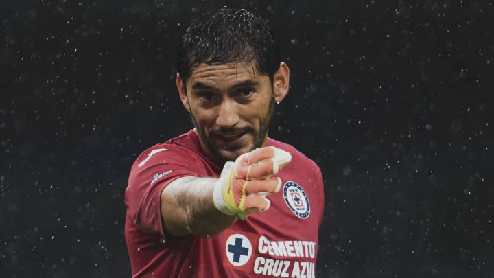 Jesús Corona no ve problema en saludar al rival