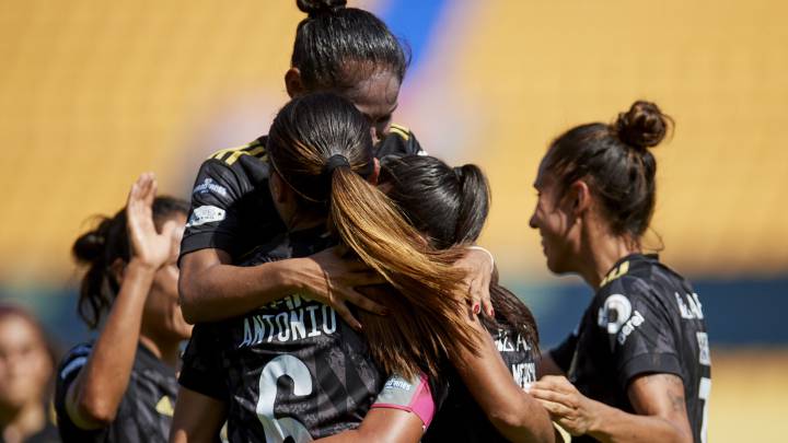 Tigres vapulea a Pumas y siguen invictas en el torneo