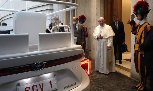 El Papa Francisco tiene un nuevo papamóvil totalmente eléctrico