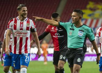 ¡El show del 'Cantante'! Señaló dos penales y gol polémico para Atlas