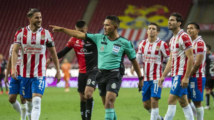 Las polémicas arbitrales de Fernando Guerrero que marcaron al Clásico Tapatío