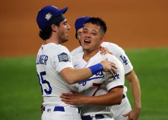 Reciben a Julio Urías entre alegría y gritos en Los Angeles