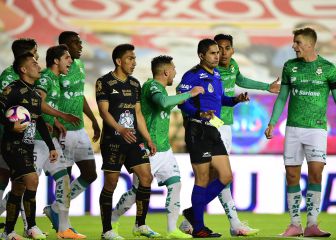 Jugadores de León y Santos discuten en el túnel tras el partido