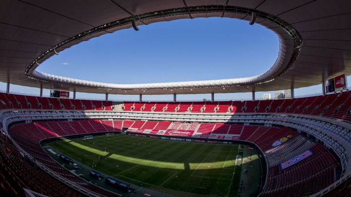 Periodistas califican como irresponsable decisión de abrir el Estadio Akron