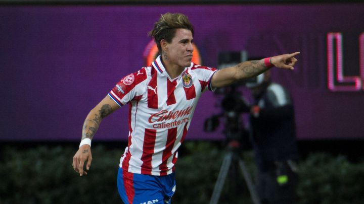 Chivas sufre, pero derrota al América en la ida de cuartos del final