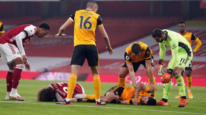 Raúl Jiménez choca con David Luiz y sale lesionado del Wolves vs Arsenal
