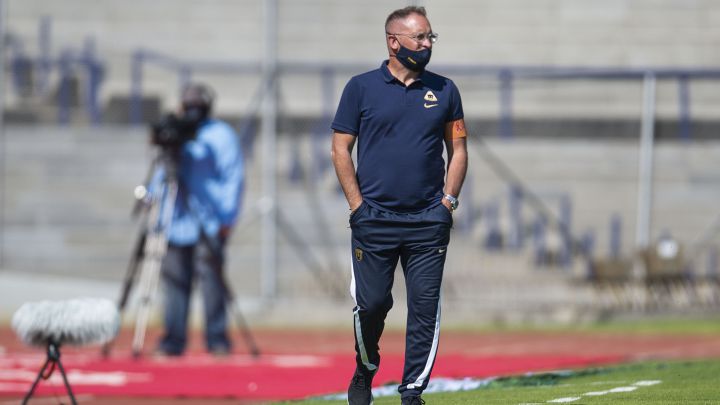 Andrés Lillini en la zona técnica en el partido ante Pachuca en el Estadio Olímpico Universitario.