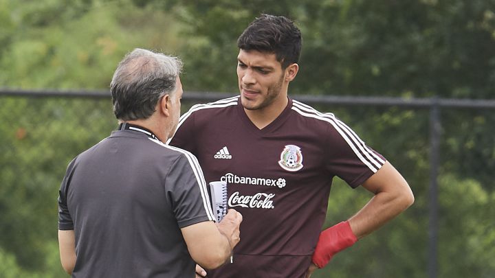 Raúl Jiménez evoluciona favorablemente y ya habló con Martino