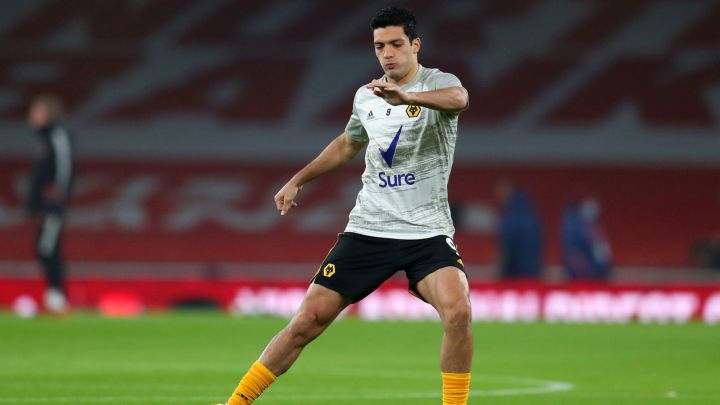 Afición de Wolves arma colecta para hacer manta en honor a Rául Jiménez