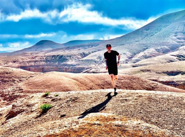 Rubén López cruzando el desierto de Atacama
