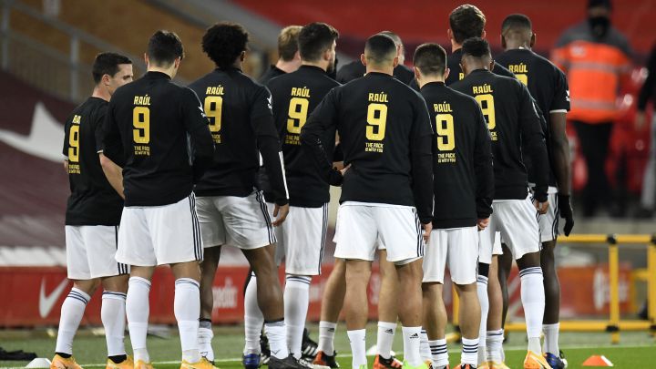 Jugadores de los Wolves demuestran apoyo a Raúl Jiménez