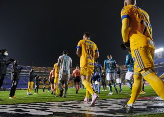 ¡Nunca antes visto! Tigres y León realizan doble pasillo por sus campeonatos
