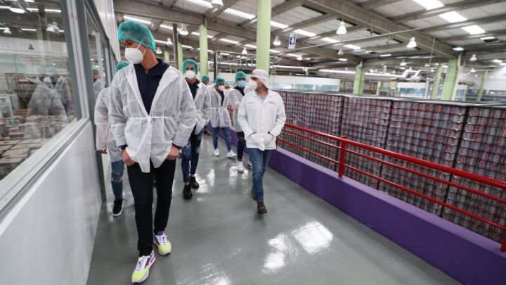 Chivas visita la planta propiedad de la familia Vergara