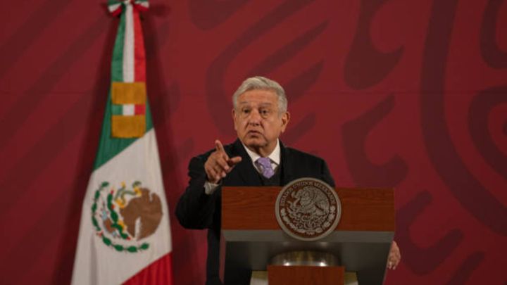 ¿Por qué y quién acusa a AMLO de propaganda política en medios de México?