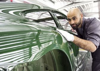 Cómo encerar y pulir a mano un automóvil de manera profesional