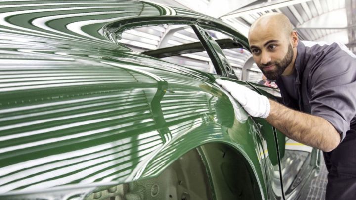 Cómo encerar y pulir a mano un automóvil de manera profesional