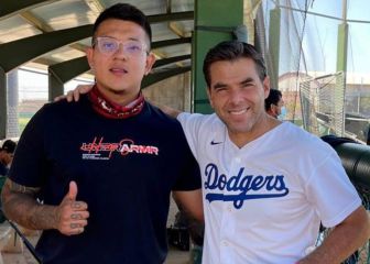 Julio Urías le da autógrafo a 'Chiquis' García