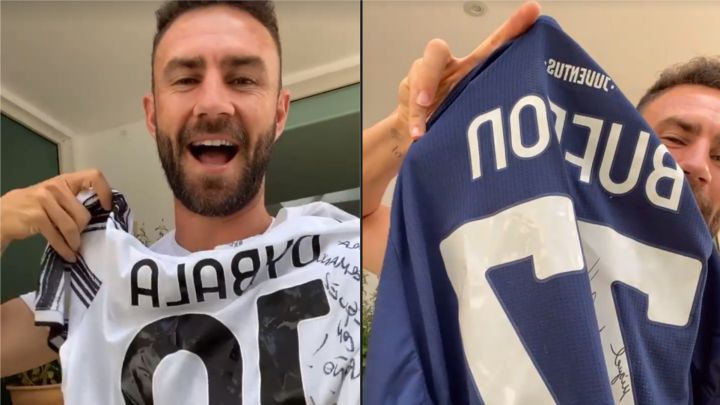 Miguel Layún recibe jersey de Dybala y Buffon como regalo