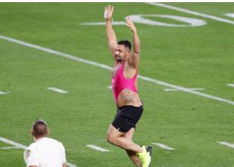 Hombre que invadió el Super Bowl se compraría una jirafa con sus ganancias