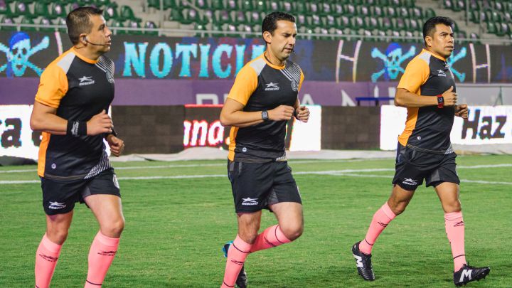Pachuca vs Chivas sufre cambió en cuerpo arbitra debido al Covid-19