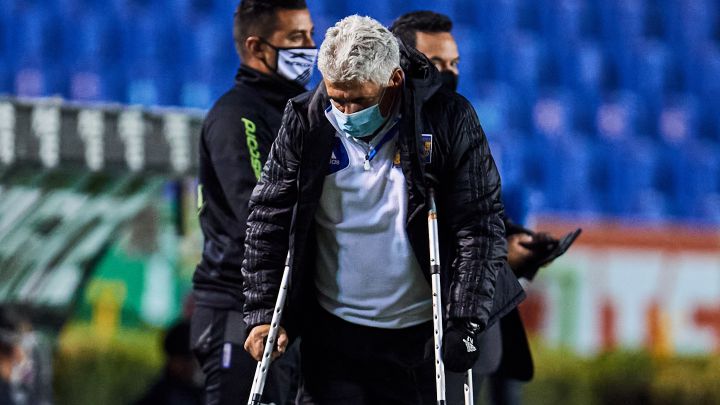 Aparece 'Tuca' en muletas contra Toluca